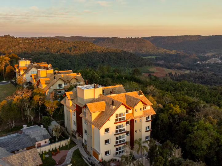 Vista aérea do condomínio ao pôr do sol sobre o vale de Gramado