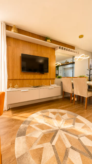 Painel de madeira com Smart TV na sala