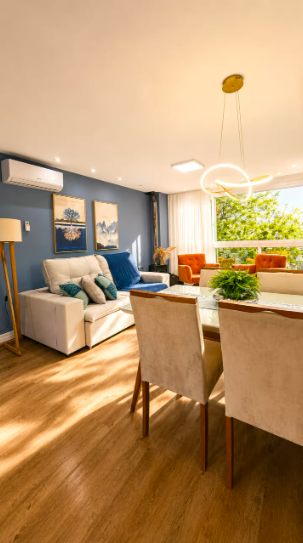 Sala e mesa de jantar com iluminação decorativa