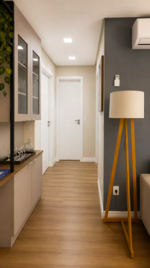 Corredor com armários e luminária de piso