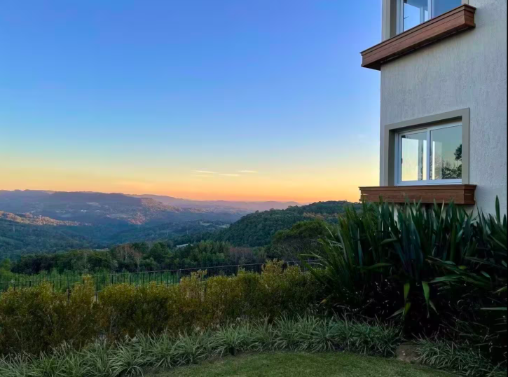 Pôr do sol sobre o vale visto do condomínio