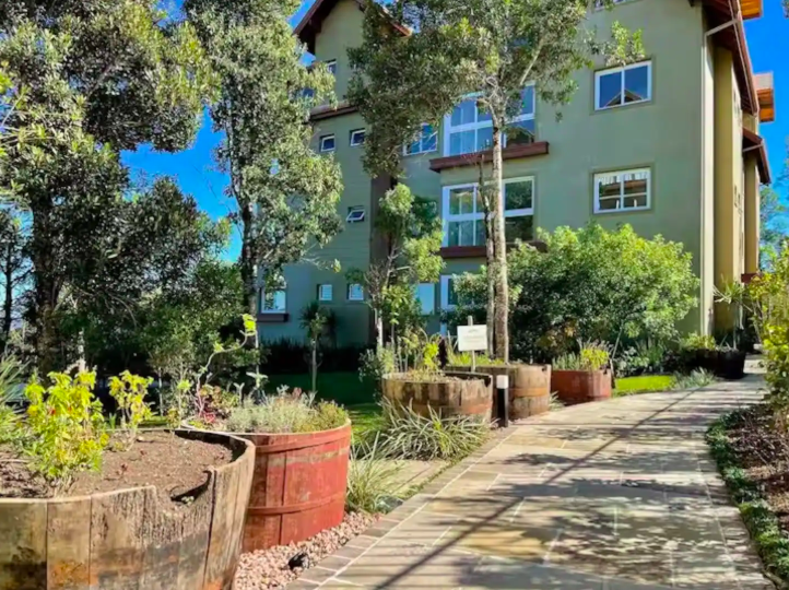 Jardim e caminho de acesso ao condomínio