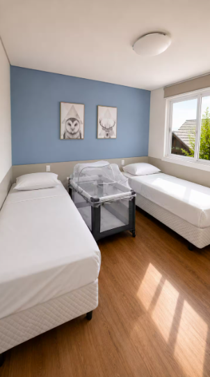 Quarto de solteiro com berço portátil montado
