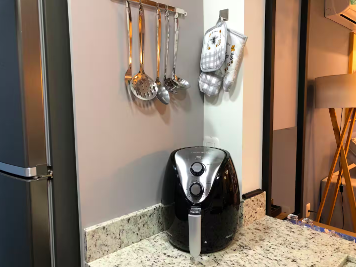 Airfryer e utensílios na bancada da cozinha