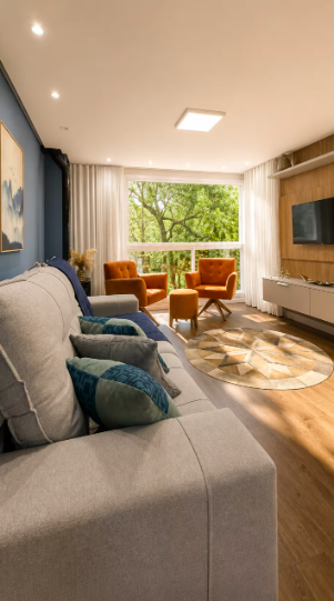 Sofá da sala com vista para a varanda envidraçada