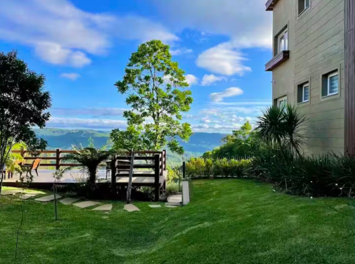 Gramado e deck com vista para as montanhas