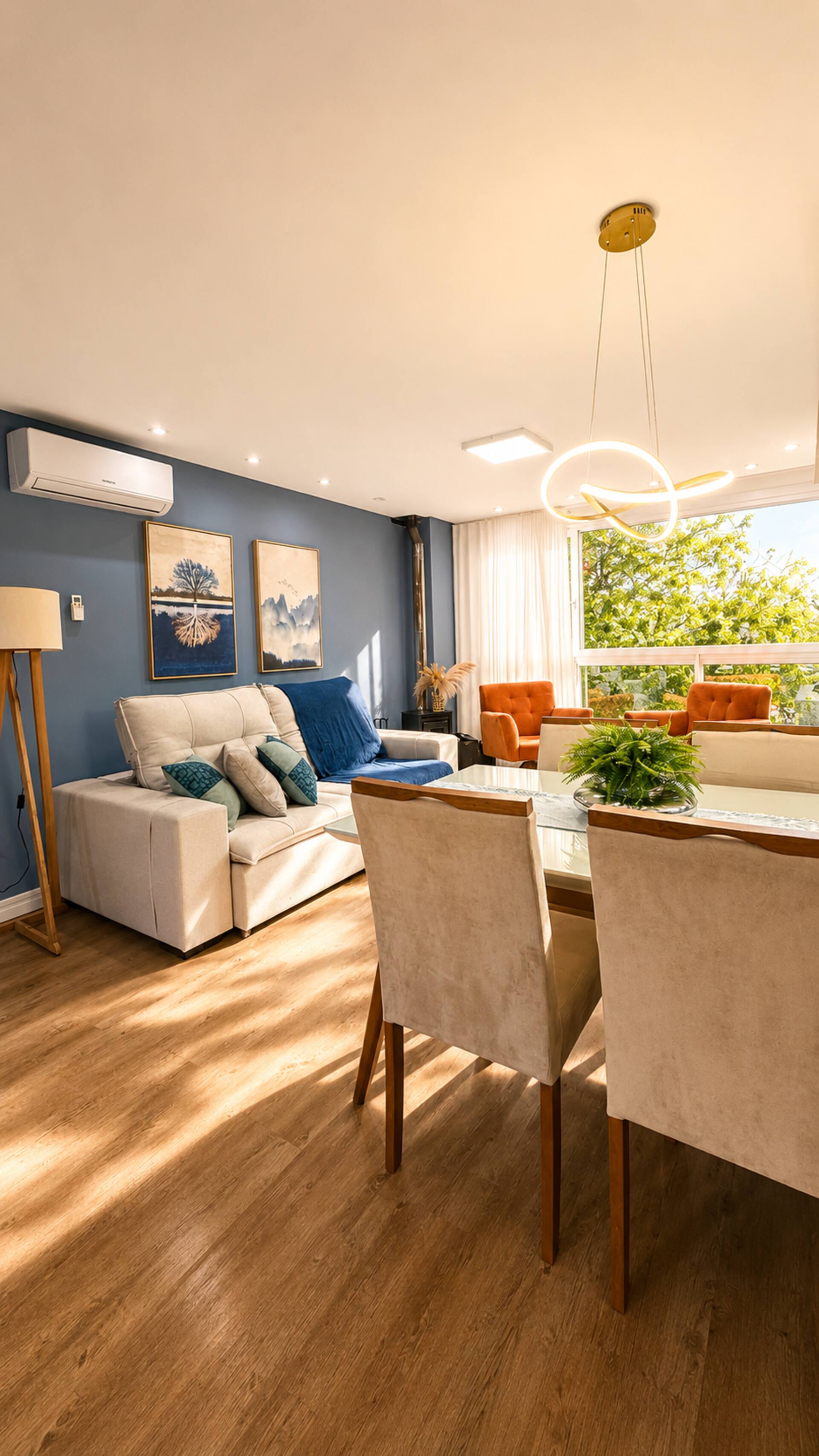 Sala de estar com lareira e Smart TV